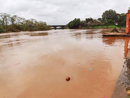 Heavy rain in dam area in Kolhapur district; Discharge from Radhanagari dam begins, 24 dams under water | कोल्हापूर जिल्ह्यात धरणक्षेत्रात धुवाधार पाऊस; राधानगरी धरणातून विसर्ग सुरु, २४ बंधारे पाण्याखाली