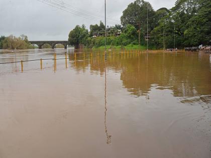 Heavy rain in the dam area of Kolhapur district Increase in water level of Panchganga river, 50 dams under water | कोल्हापूर जिल्ह्यात धरण क्षेत्रात जोरदार पाऊस; ‘पंचगंगा’ पुन्हा पात्राबाहेर, ५० बंधारे पाण्याखाली Heavy rain in the dam area of Kolhapur district Increase in water level of Panchganga river, 50 dams under water | कोल्हापूर जिल्ह्यात धरण क्षेत्रात जोरदार पाऊस; ‘पंचगंगा’ पुन्हा पात्राबाहेर, ५० बंधारे पाण्याखाली