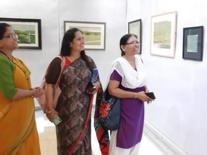 From the picture, the nature of Kolhapur and Deshmukh's exhibition began | चित्रातून उमटला कोल्हापूरचा निसर्ग, देशमुख यांच्या चित्रप्रदर्शनाला सुरुवात 