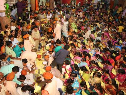 Digambara, Digambara, Shripad Vallabh ..! In the Kolhapur city Dutt jubilee enthusiasm, the temples were full of devotees | दिगंबरा, दिगंबरा, श्रीपाद वल्लभ..! कोल्हापूर शहरात दत्त जयंती उत्साहात, मंदिरे भक्तांनी फुलली