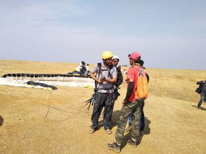 Daylighting Day: Five hours paragliding should be visible in sight | दिव्यांग दिवस : पाच तास पॅराग्लायडिंग करत दृष्टिदिव्यांग झेपावले हवेत