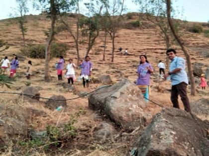 Patchy irrigation through the West Bottle to the trees in the hill | डोंगरावरील वृक्षांना वेस्ट बॉटलद्वारे ठिंबक सिंचन