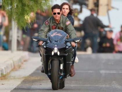 Tom Cruise Recreates Iconic 'Top Gun' Motorbike Scene Three Decades On |  टॉम क्रूजने पुन्हा रिक्रिएट केला ३२ वर्षांपूर्वीचा सीन! जेनिफरने केले किस!!