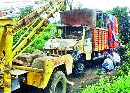 Vehicle damage due to car accident | गाडी पेटल्यामुळे गाडीचे नुकसान