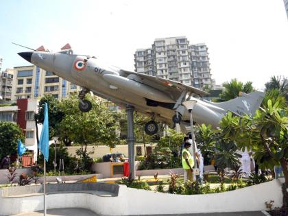 Witnessing the bravery of the Navy, the Sea Harrier aircraft installed at the Bandstand at Bandra | नौदलाच्या शौर्याचे साक्षीदार असलेले सी हँरीअर विमान वांद्रे येथील बँडस्टँडवर स्थापित