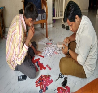 akola visually challenged prepared rakhies | अंधत्वावर मात करणारी दृष्टी!