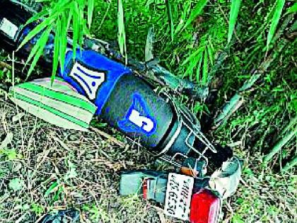 A two-wheeler was killed in a two-wheeler crash near a suspected couple | निंभीनजीक दोन चारचाकींमध्ये दुचाकीचा चुराडा, दाम्पत्य ठार A two-wheeler was killed in a two-wheeler crash near a suspected couple | निंभीनजीक दोन चारचाकींमध्ये दुचाकीचा चुराडा, दाम्पत्य ठार