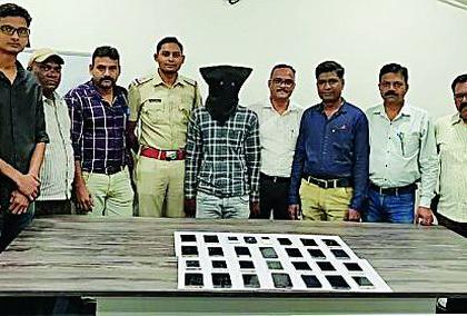 Mobile thief arrested from open house | उघड्या घरातून मोबाईल चोरणारा अटकेत