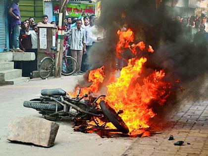 Three bikes of the perpetrators were burnt | हल्लेखोरांच्या तीन दुचाकी जाळल्या