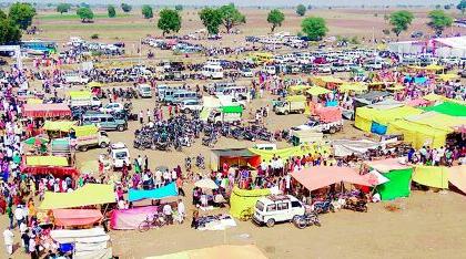 The devotees of the devotees visit the people of the river | ऋणमोचन यात्रेत भक्तांचा जनसागर