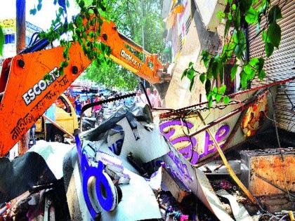 The dispute over the removal of the encroachments near the Nehru Park: The action taken by the police constable is completed | नेहरू उद्यानाजवळील अतिक्रमणे हटविताना वाद बाचाबाची : पोलीस बंदोबस्तात केली कारवाई पूर्ण