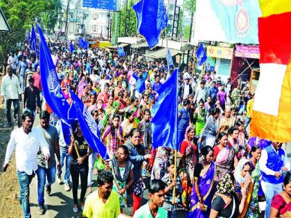 One injured in road accidents; Highway jam | नाशकात बसेसवर दगडफेक एक जखमी; महामार्ग जाम