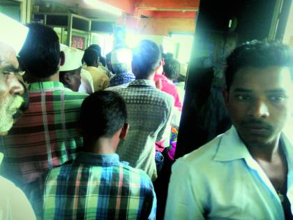Due to frequent vacations, the crowd in banks | सलग सुट्ट्यांमुळे बँकांमध्ये उसळली गर्दी