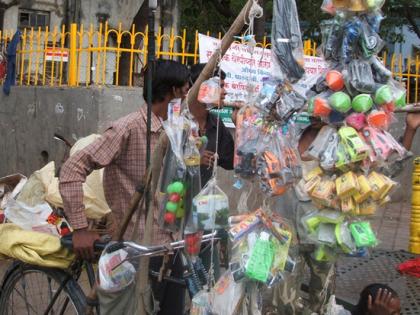 Beadkarsono, sheets, bubbles, and beware of sellers! | बीडकरांनो, चादर, फुगे, खेळणी विकणाऱ्यांपासून सावधान!