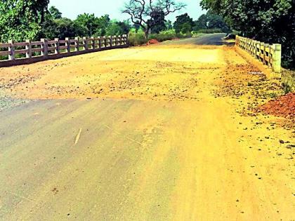 The crossroads of the bridge on the interstate road are dangerous | आंतरराज्यीय मार्गावरील पुलाचा पोचमार्ग धोकादायक