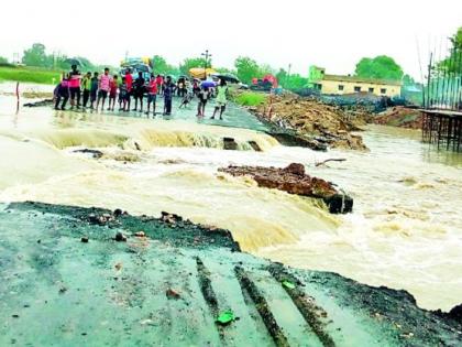 Due to heavy rain, the Tamsar-Ramtek Highway closed | अतिवृष्टीमुळे तुमसर-रामटेक राज्यमार्ग बंद