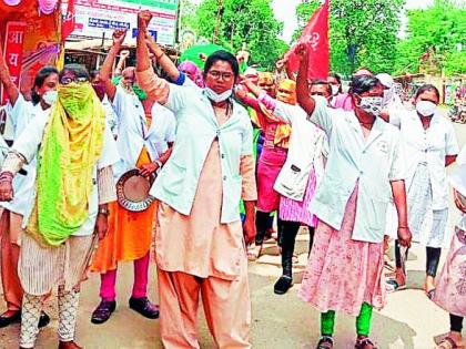 'Beg' movement in front of the office for re-appointment of contract nurses | कंत्राटी नर्सेसच्या पुनर्नियुक्तीसाठी कचेरीसमोर ‘भीक मांगो’ आंदोलन 'Beg' movement in front of the office for re-appointment of contract nurses | कंत्राटी नर्सेसच्या पुनर्नियुक्तीसाठी कचेरीसमोर ‘भीक मांगो’ आंदोलन
