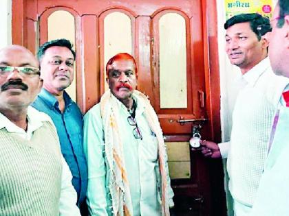 MLA locks district marketing office | आमदारांनी ठोकले जिल्हा पणन कार्यालयाला कुलूप MLA locks district marketing office | आमदारांनी ठोकले जिल्हा पणन कार्यालयाला कुलूप