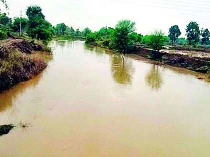 Due to strong rains flooding gutters, flood water drains | दमदार पावसामुळे नाल्यांना पूर, पऱ्हे पाण्याखाली