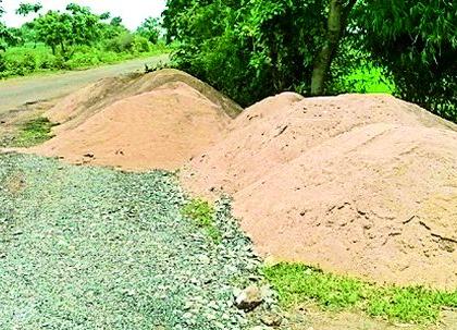 Sandstones on the Mandvi to Khairi road | मांडवी ते खमारी रस्त्यावर रेतीचे साठे