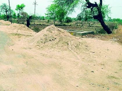 Tehsildar came running ... saying he became a sand smuggler | पळा पळा तहसीलदार आले... म्हणत रेती तस्कर झाले सैरभैर