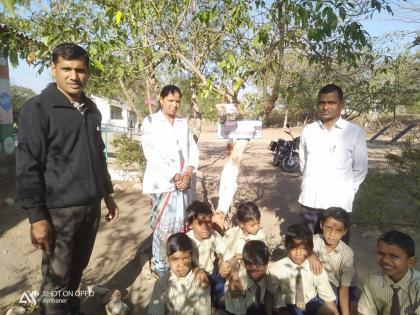  At the Ambanar School, chimneys for chimneys | अंबानेर शाळेत चिमणीपाखरांसाठी दाणापाणी