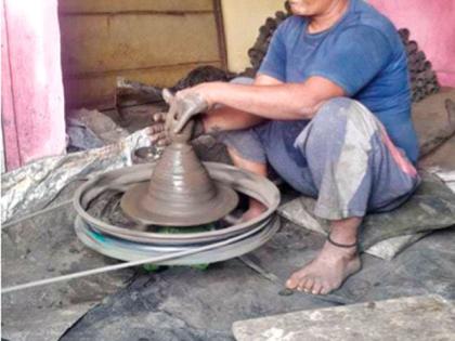 The pace of making sugade on the backdrop of Sankranti | संक्रांतीच्या पार्श्वभूमीवर सुगडे बनविण्याला वेग