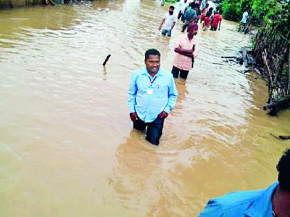 The entire Bamhani village in the water | अख्खे बाम्हणी गाव पाण्यात