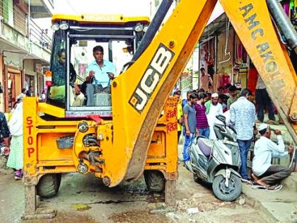 Encroachment removed in Akola | काला चबुतरा, इंदौर गल्लीतील अतिक्रमणाचा सफाया