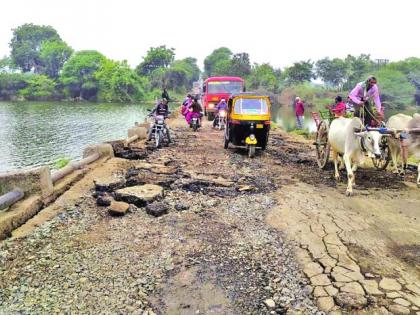 British bridge over Akot-Shegaon route becomes dangerous | अकोट-शेगाव मार्गावरील ब्रिटिशकालीन पूल बनला धोकादायक