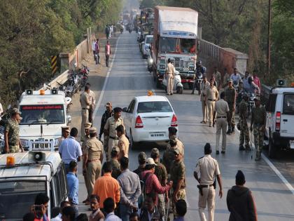 An attempt to burn stones and burn drivers on 13 buses in Jalgaon district | जळगाव जिल्ह्यात १३ बसेसवर दगडफेक व चालकाला जाळण्याचा प्रयत्न