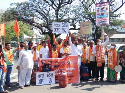 Shiv Sena's thalinad to protest against petrol and diesel price hike in Sangli | सांगलीत पेट्रोल, डिझेलदरवाढीच्या निषेधार्थ शिवसेनेचा थाळीनाद