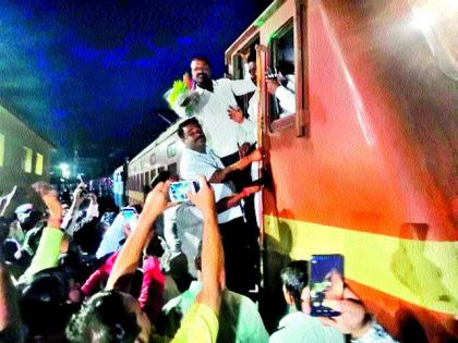 Niphadala welcomes Martyr Express | निफाडला हुतात्मा एक्स्प्रेसचे स्वागत