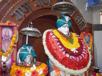 Rig of devotees to visit the temple of Saint Gajanan Maharaj in Dhule | धुळ्यात संत गजानन महाराज मंदिरात दर्शनासाठी भाविकांची रिघ