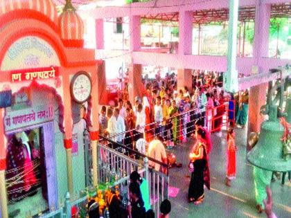 A crowd of devotees at the Ganesh Temple for the Angarika temple | अंगारिकीनिमित्त गणेश मंदिरात भाविकांची गर्दी