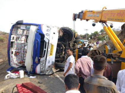 Private bus accident in Bapdev Ghat; 2 people seriously injured | बाेपदेव घाटात खासगी बस उलटली ; 2 जण गंभीर जखमी