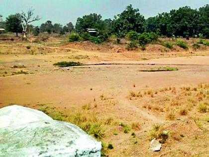 Water reservoirs dry up in the district | जिल्हाभरातील जलसाठे कोरडे