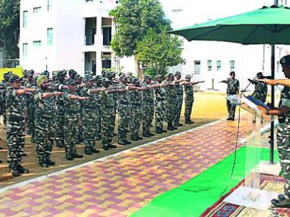 Sworn into cleanliness at the CRPF camp | सीआरपीएफ कॅम्पमध्ये स्वच्छतेची शपथ