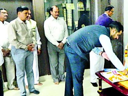 Savitribaiyans of the District Collectorate salute | जिल्हाधिकाऱ्यांची सावित्रीबार्इंना मानवंदना