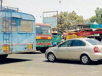 Traffic difficulty due to encroachment | अतिक्रमणामुळे वाहतुकीस अडचण