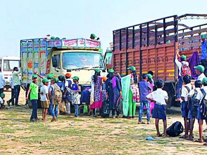 School children and girls brought from cargo vehicle | मालवाहू वाहनातून आणले शाळकरी मुला-मुलींना