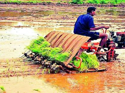 Paddy transplant equipment distributed to the savings groups | बचत गटांना वाटलेले धान रोवणी यंत्र भंगारात