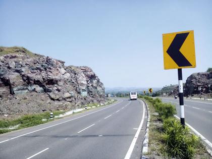 बोटा : घारगाव परिसरातील नाशिक पुणे महामार्गाच्या खिंडीतील वळणावर रस्त्यालगतच्या डोंगरकडांना तडे गेल्याने हा रस्ता धोकादायक झाला आहे.