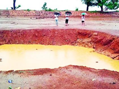 The 'pothole' in the pond is supposed to be deadly | तलावातील ‘तो’ खड्डा ठरतोय प्राणघातक