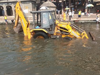 25 tractor sludge removed from Ramkunda | रामकुंडातून काढला २५ ट्रॅक्टर गाळ