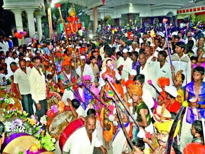 Sinnar: The Padanan of gallantry on Dafa Taal: Dhulivandan and Veerpadwa in the premises of Bhairavnath Temple | डफाच्या तालावर वीरांचा पदन्यास सिन्नर : भैरवनाथ मंदिराच्या प्रांगणात धूलिवंदन आणि वीरपाडवा