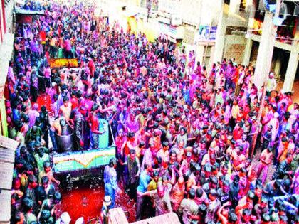 Colorful war on Tuesday: Yeola ready for color picking | मंगळवारी होणार रंगयुद्ध : ढोलताशाच्या गजरात रंगांची उधळण रंगपंचमीसाठी येवला सज्ज