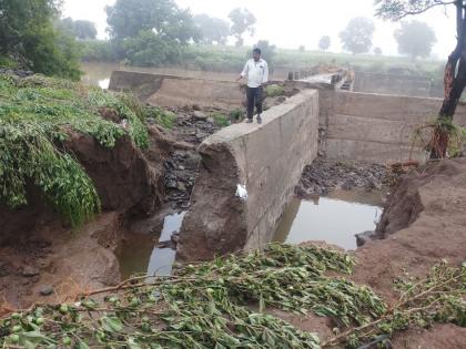 Poona, the rest of the dam in the Banana river basin | पूर्णा, केळणा नदीपात्रात उरले बंधाऱ्याचे सांगडे