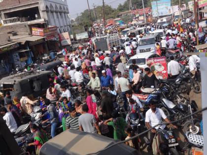 Due to the rush of old Jalna, the patient stopped the ambulance | जुना जालन्यातील गर्दीने रुग्णावाहिकाही अडवली