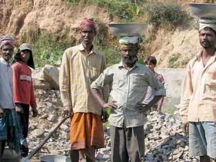 Many laborers in the district are preparing to go to the village | जिल्ह्यातील अनेक मजूर गावाकडे जाण्याच्या तयारीत